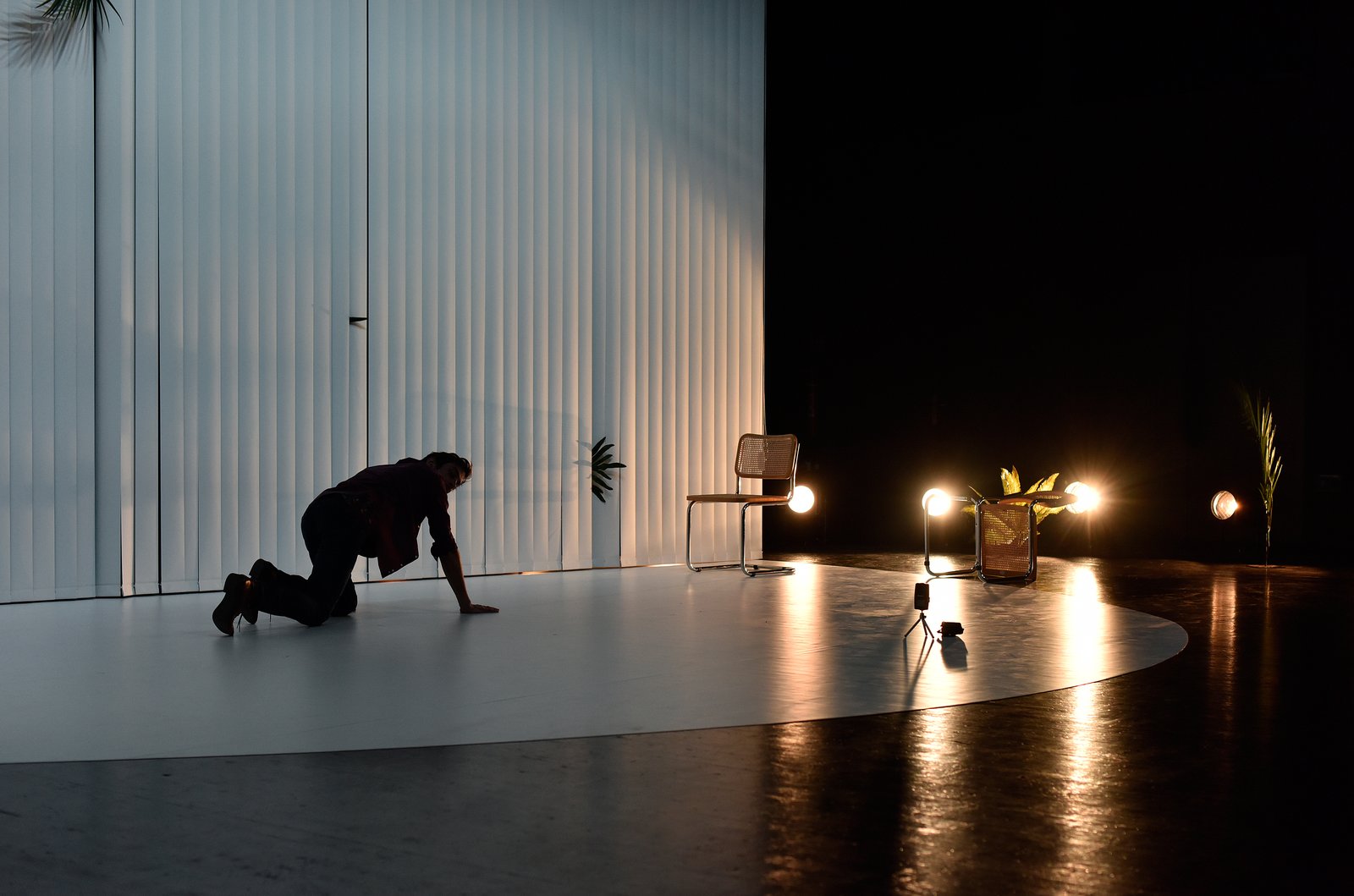 Rencontre avec Pierre Pica — set & lighting design by Florian Leduc, directed by Émilie Rousset, 2018, photo 9 of 10