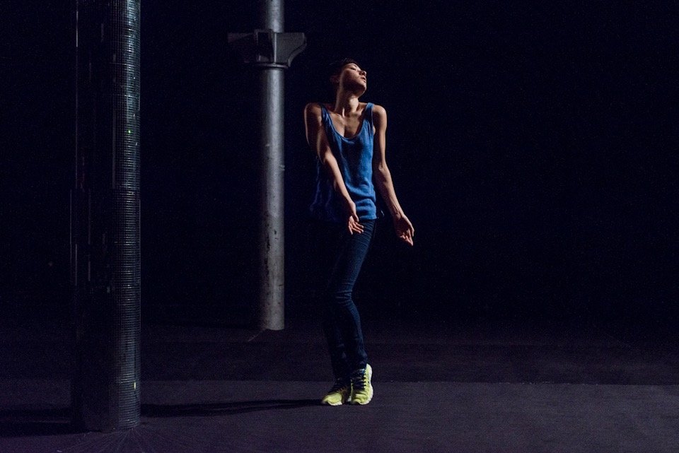 Sa prière — scénographie et lumière : Florian Leduc. Mise en scène : Malika Djardi, 2014. Photo 3 sur 4.