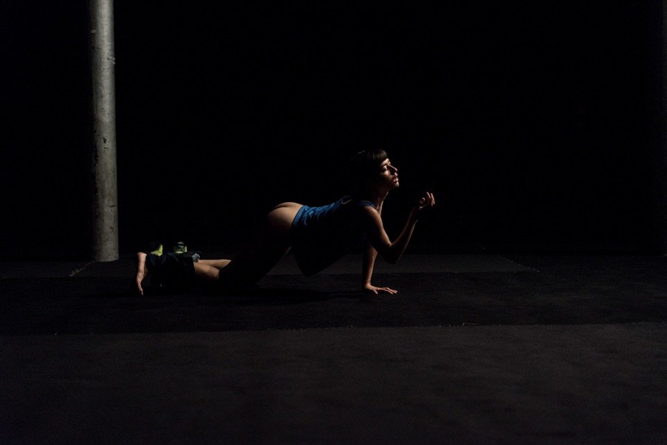 Sa prière — scénographie et lumière : Florian Leduc. Mise en scène : Malika Djardi, 2014. Photo 4 sur 4.