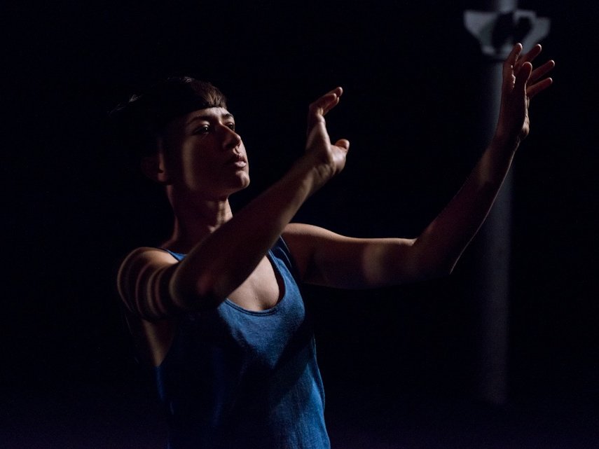 Sa prière — scénographie et lumière : Florian Leduc. Mise en scène : Malika Djardi, 2014. Photo 1 sur 4.