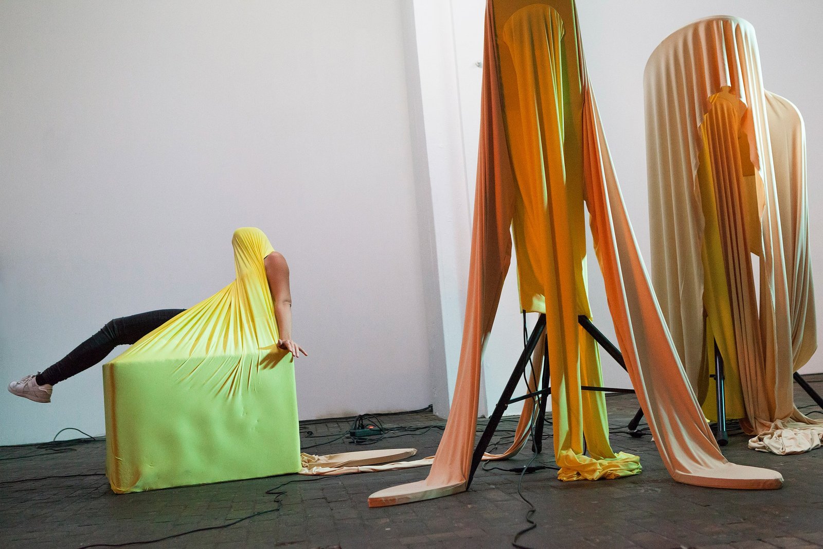 Space Through Space — lumière : Florian Leduc. Mise en scène : Lou Masduraud · Antoine Bellini, 2014. Photo 3 sur 3.
