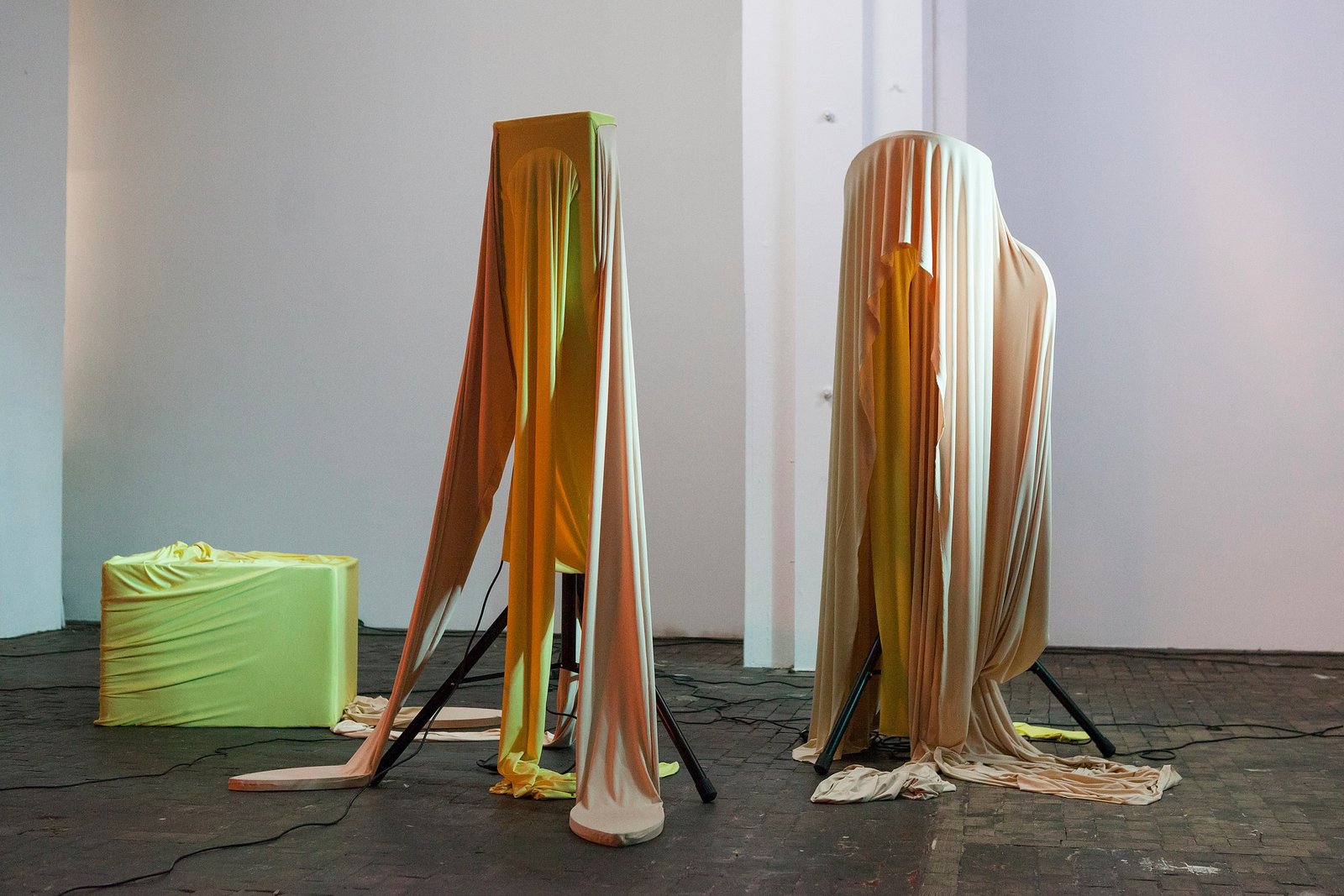 Space Through Space — lumière : Florian Leduc. Mise en scène : Lou Masduraud · Antoine Bellini, 2014. Photo 1 sur 3.