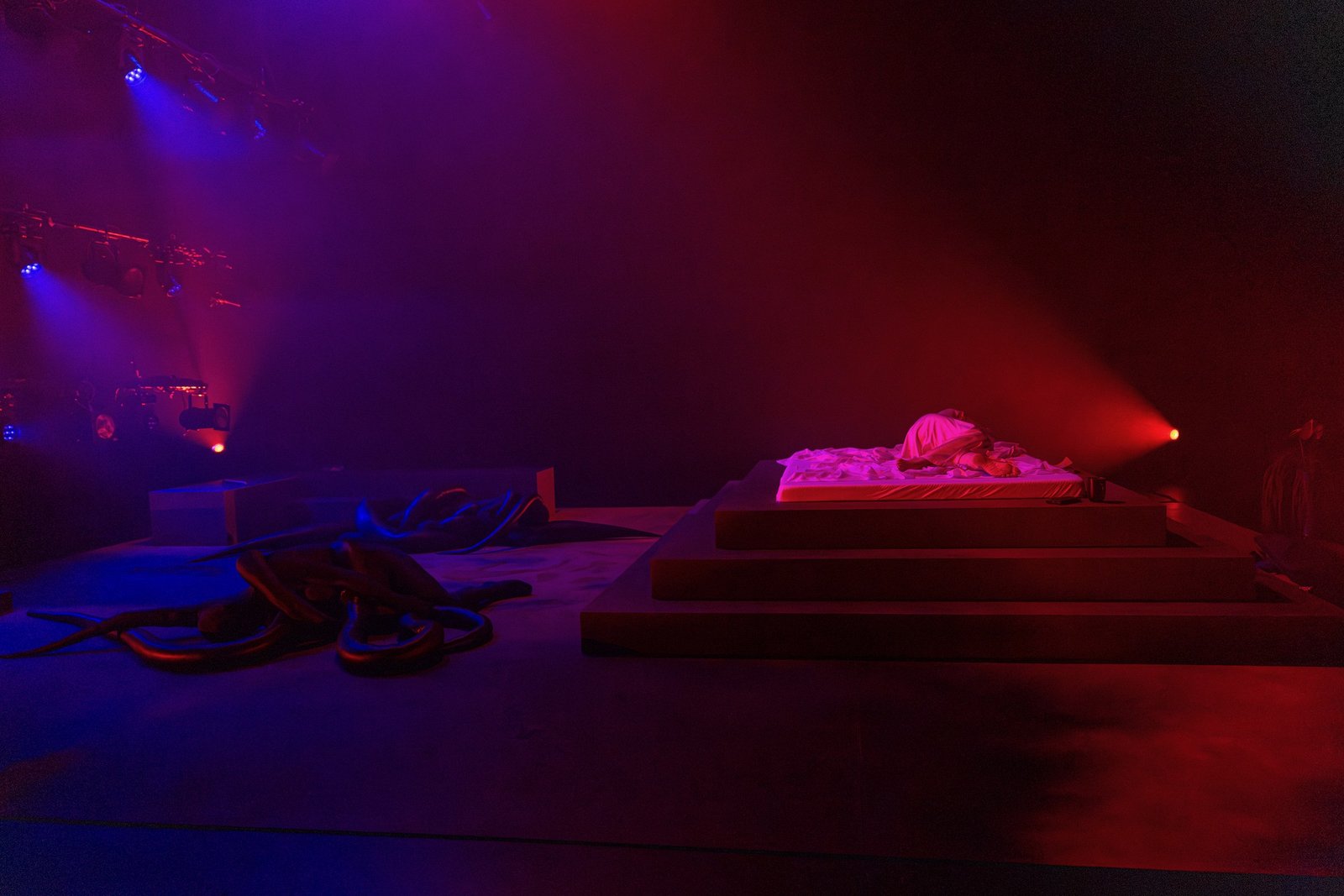 Tabou — lumière : Florian Leduc. Mise en scène : Jean-Daniel Piguet, 2026. Photo 5 sur 7.